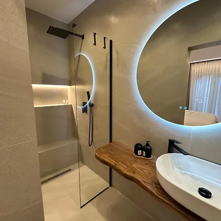 The Doctor's شقة تيرانا