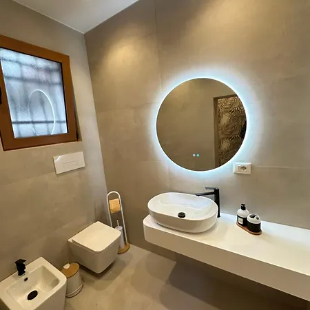 The Doctor's شقة *