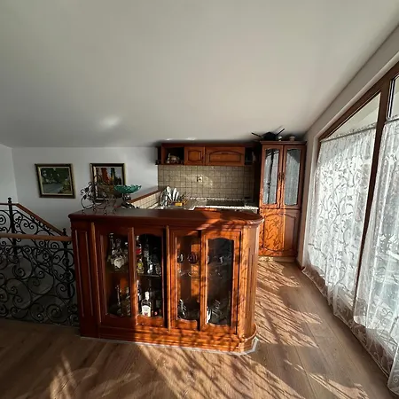 The Doctor's شقة تيرانا