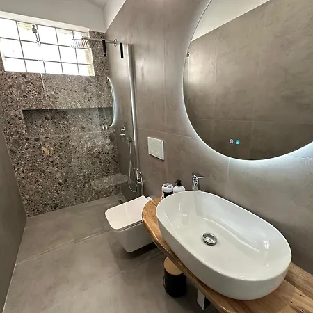 The Doctor's * تيرانا