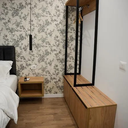 The Doctor's شقة تيرانا