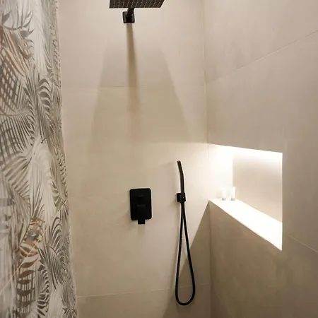 The Doctor's شقة تيرانا